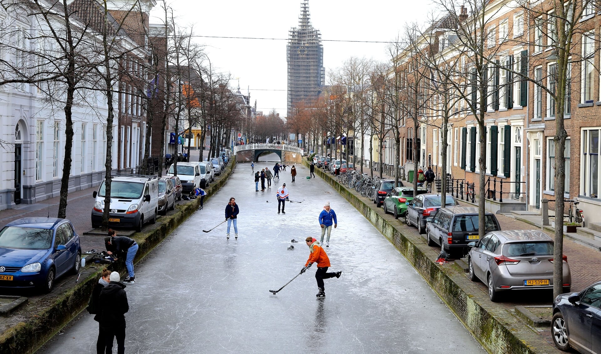 Maart 2018 roerde zijn staart, ijshockeyen op de grachten (Foto: Koos Bommelé)