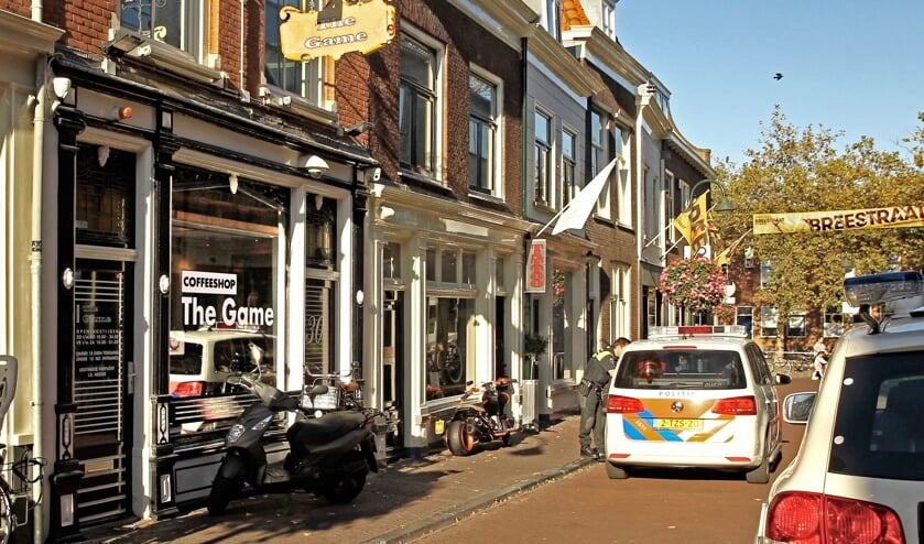 Na het schietincident was er veel politieactiviteit in de Breestraat. (Foto: Koos Bommelé)