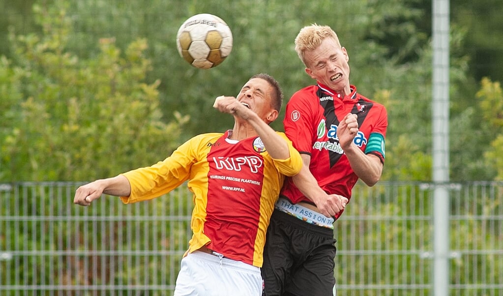 Daan Burgering (rechts op de foto) denkt dat Vitesse Delft in de tweede seizoenshelft meer punten zal pakken en zich veilig zal spelen. 