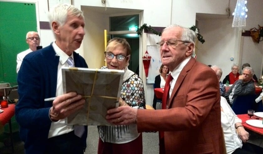 Anne en Jan de Vette, de wegbereiders van zangkoor Het Hollandse Lied, krijgen een cadeau overhandigd  