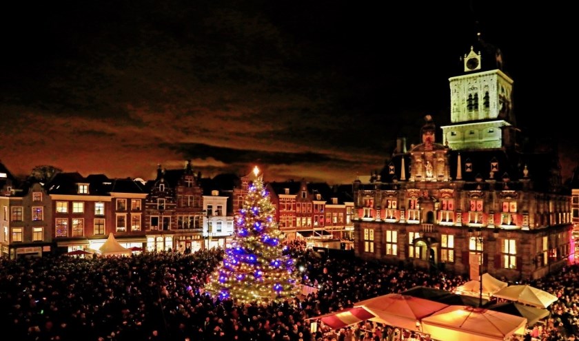 Een magisch moment, het ontsteken van de lichtjes in de boom op het Marktplein. (Foto: Koos Bommelé)