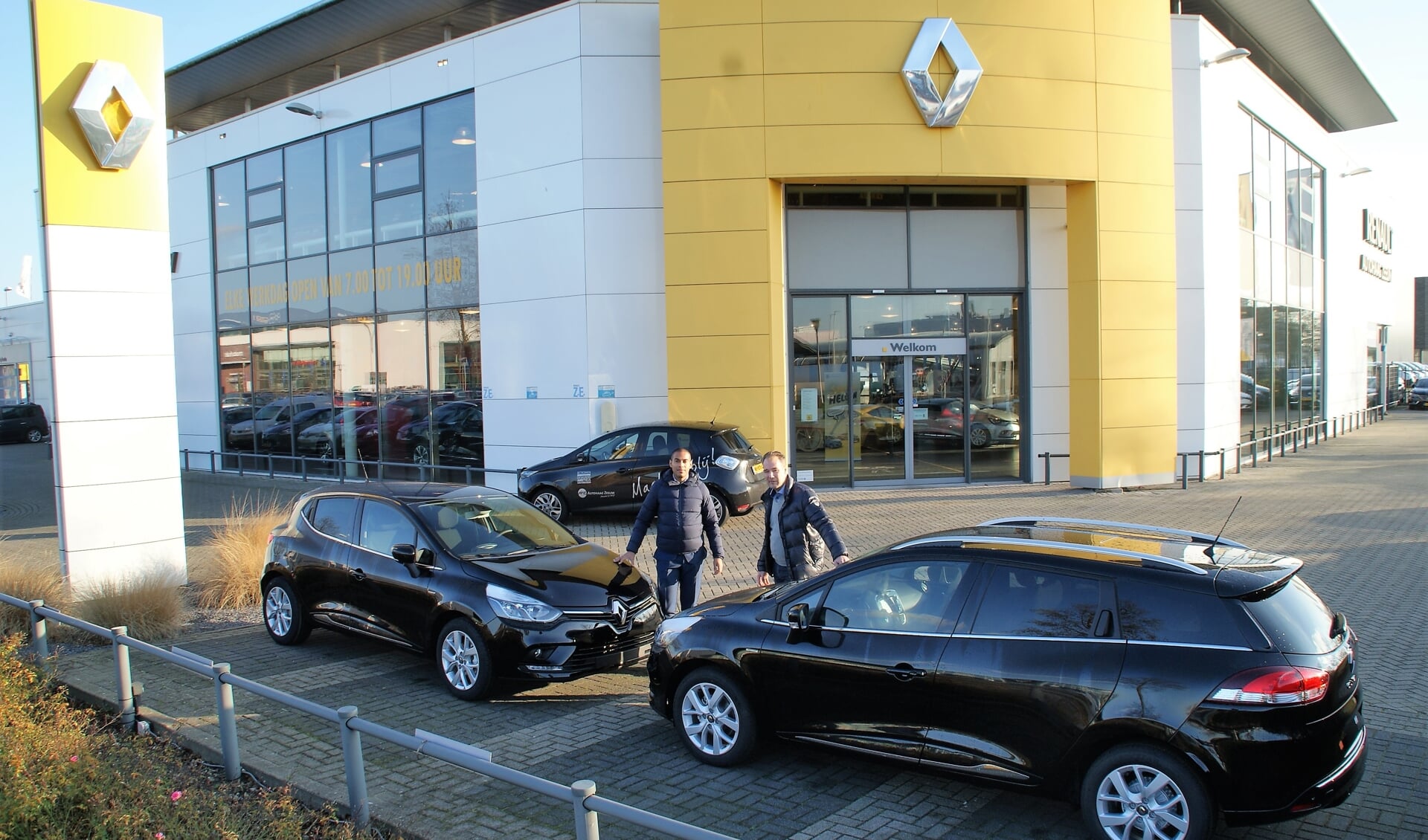 Verkoopadviseurs Ismail Aliradja en Robert Schaap bij de Hatchback- en de GRATIS upgrade naar de Estate-versie van de Renault Clio.