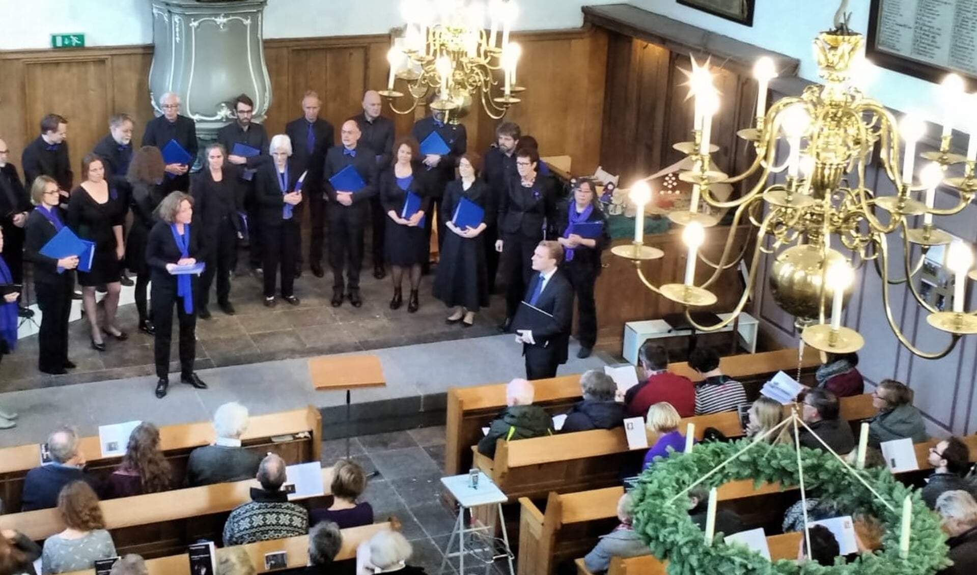 Het kerstjuweeltje van Delft Blue in de Lutherse Kerk. (foto: Leo Veldmuis)