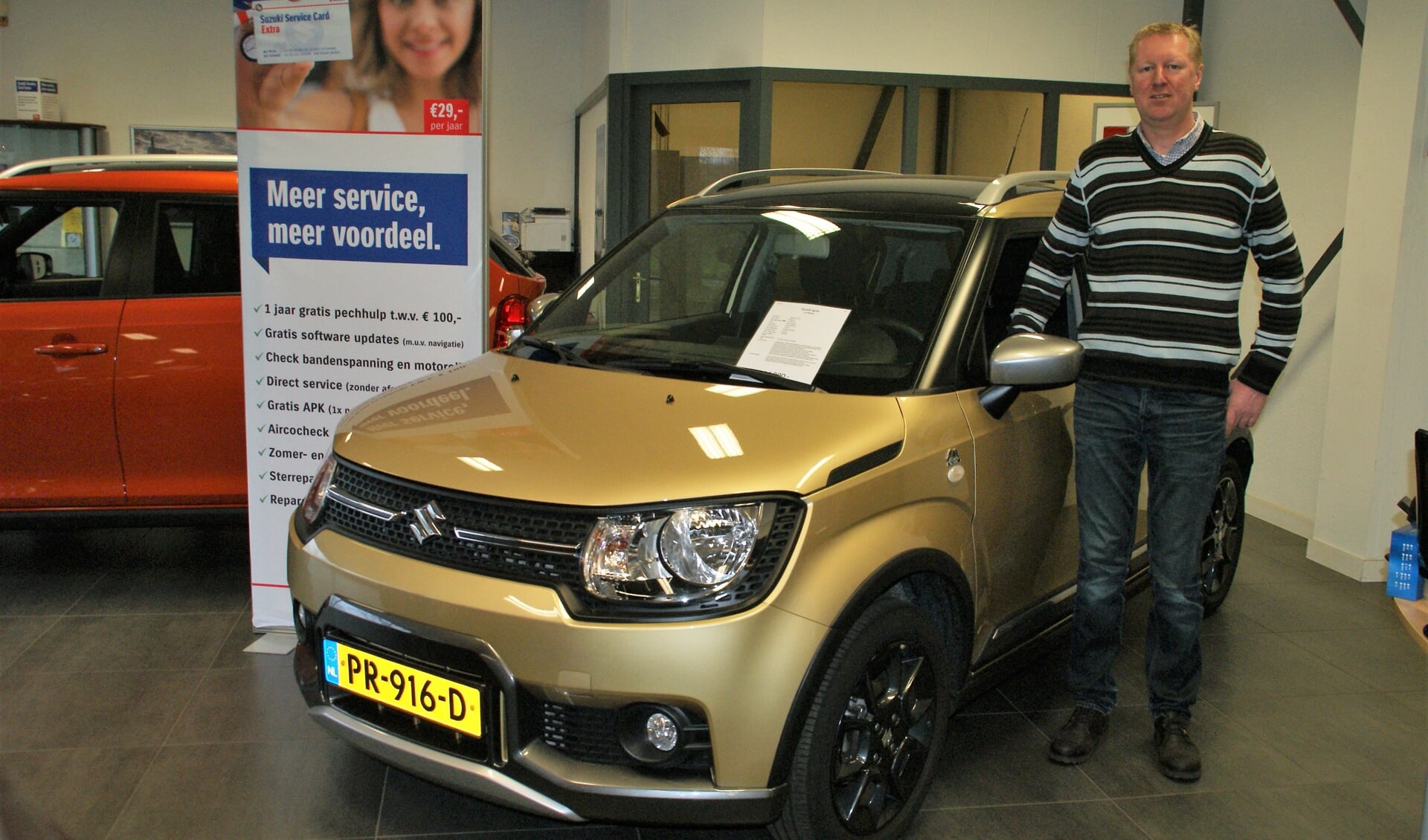 Manager Patrick van den Berg bij de Suzuki Ignis in de showroom.