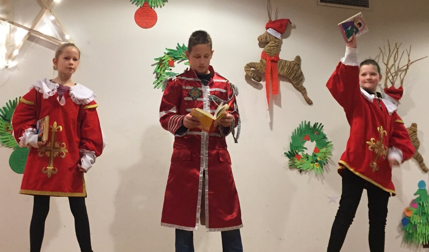 De kinderen van De Bonte Pael waren 'bont' gekleed tijdens de Kerstmusical