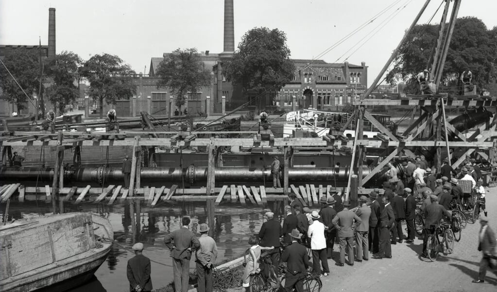 Aanleg van riolering in de haven bij Calvé aan de Wateringseweg, 1933