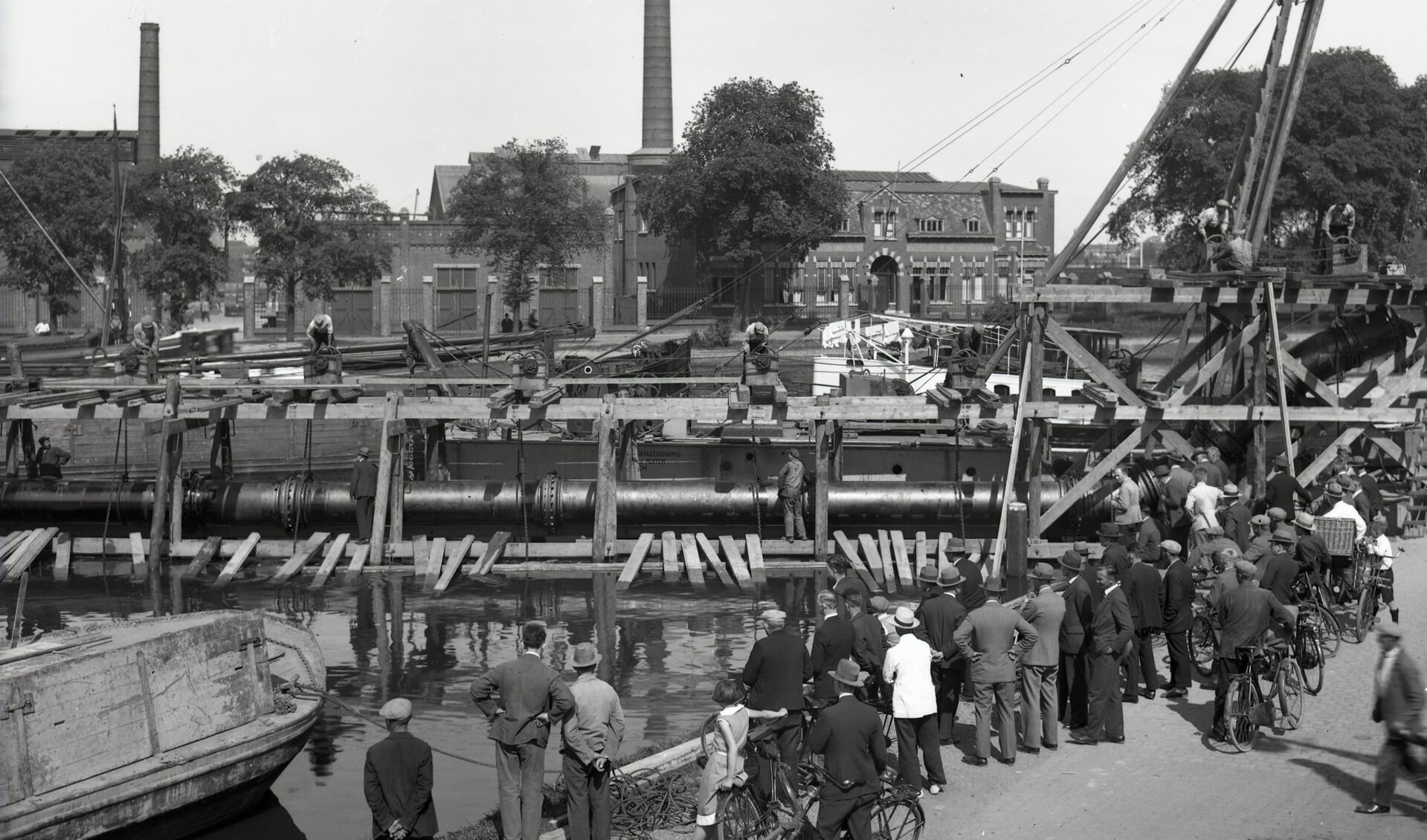 Aanleg van riolering in de haven bij Calvé aan de Wateringseweg, 1933