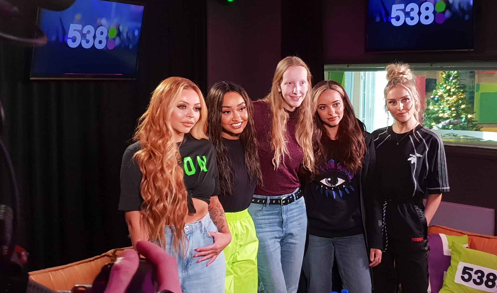 Anouk met de meiden van 'Little Mix' in de studio van radio 538