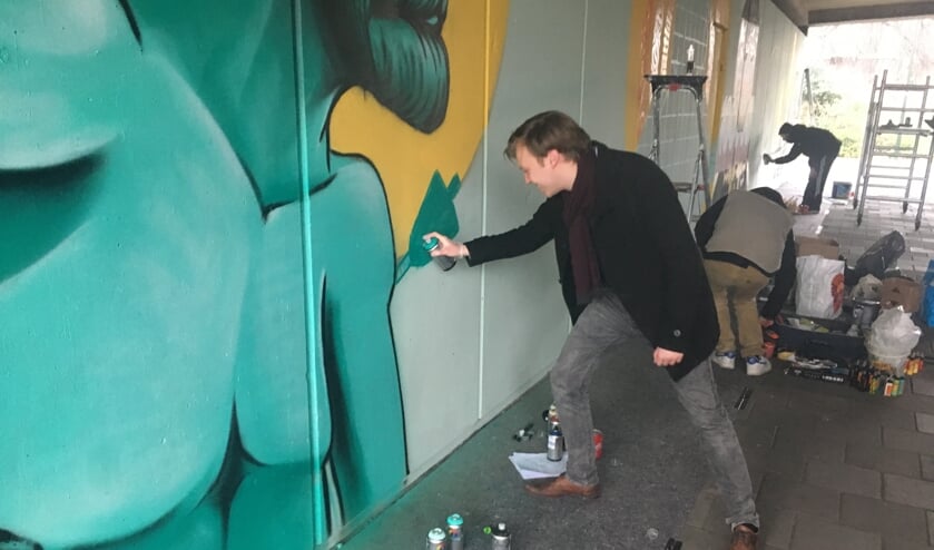 Matthijs Gouwerok van STIP probeert ook een 'piece' te verfraaien onder de Sebastiaansbrug