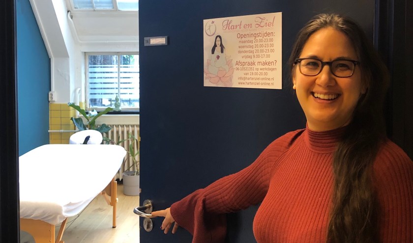 Rianne Collignon bij de deur van haar praktijk.