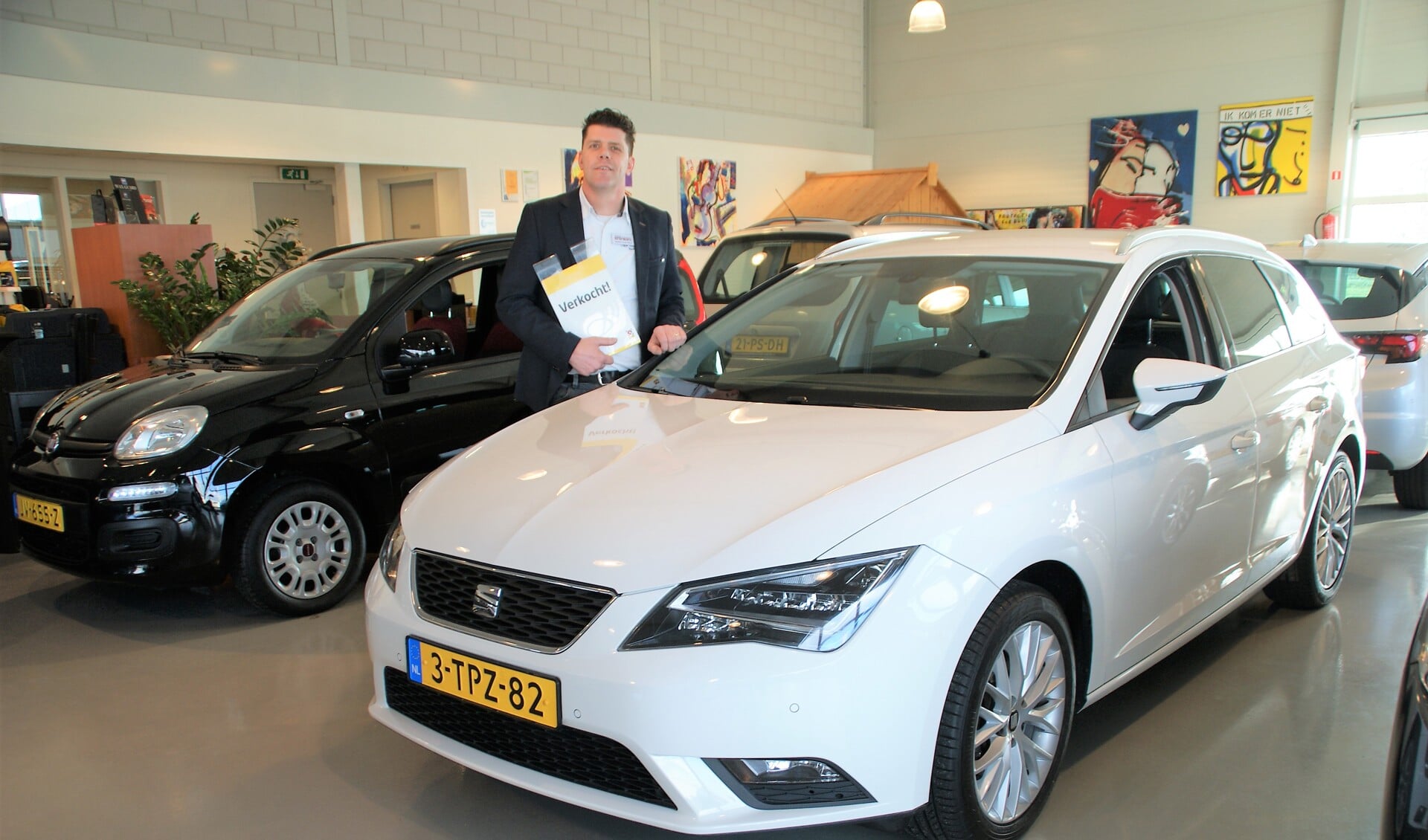 Herbert van der Windt in de showroom bij een net verkochte auto. (foto: ML)