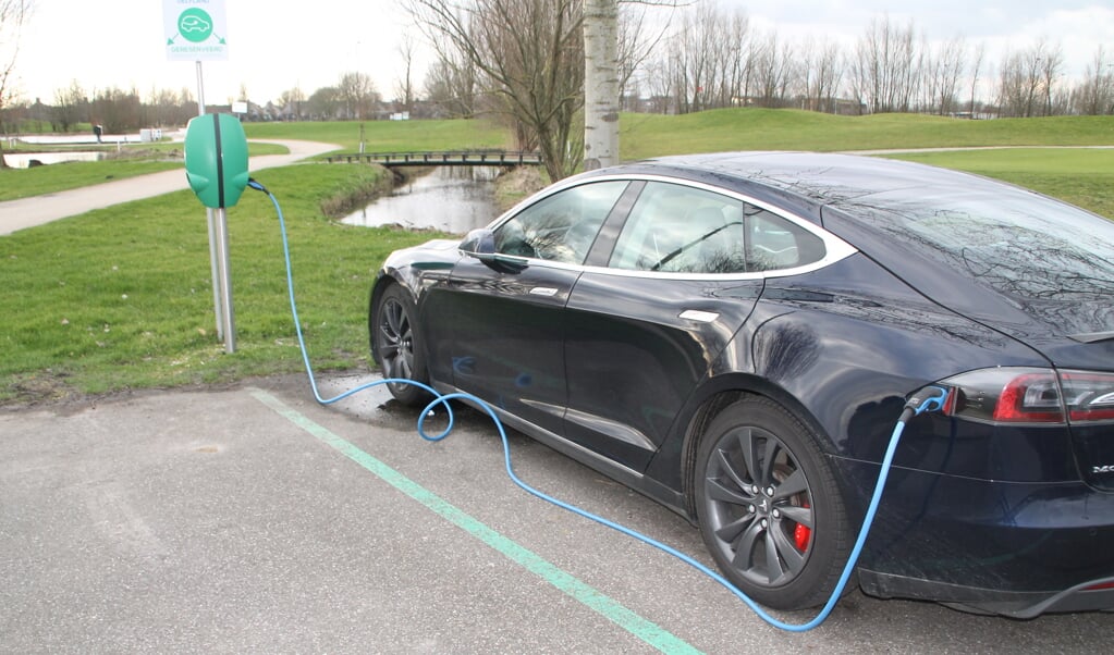Een elektrische auto wordt opgeladen. (Foto: PR)
