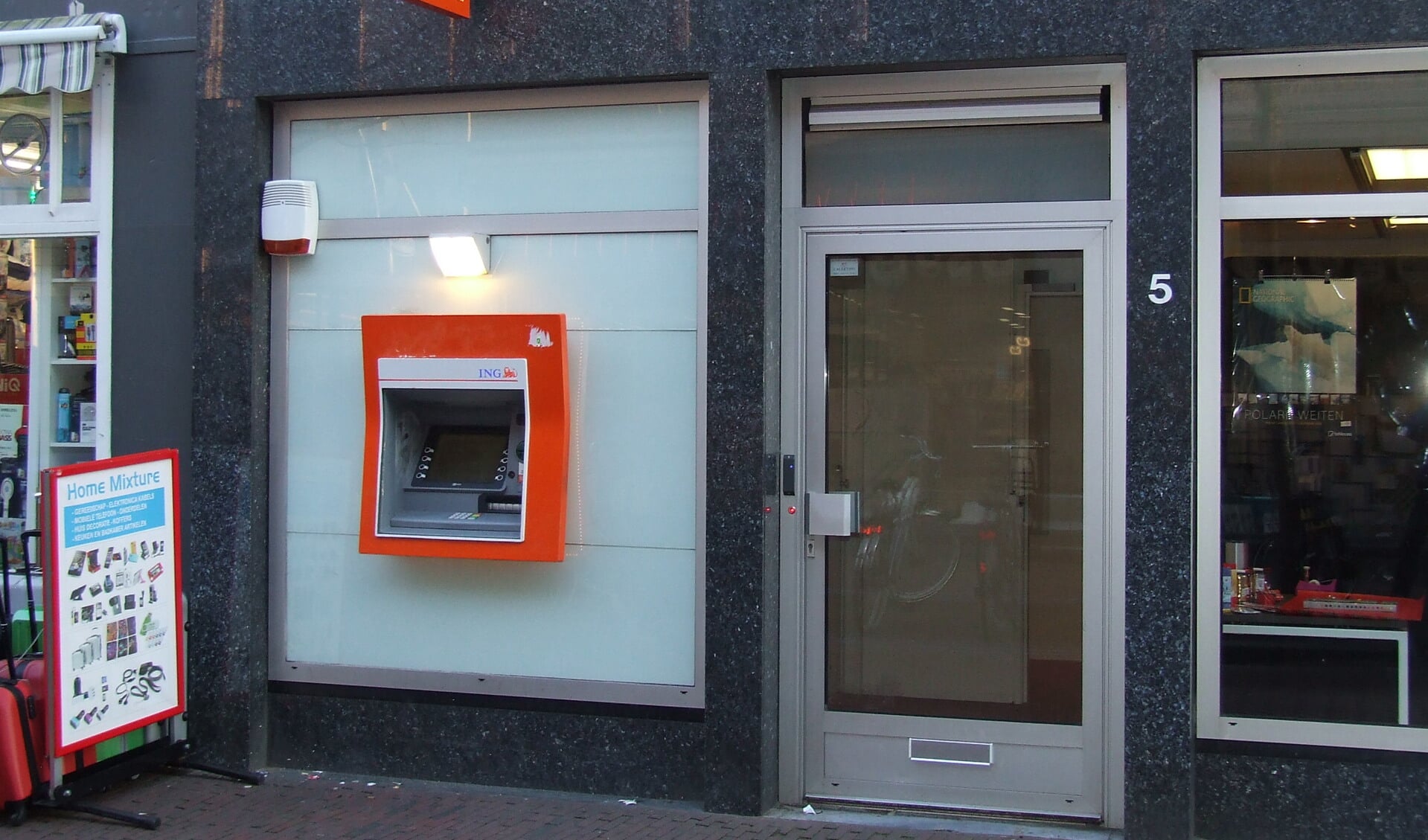 Geen aannkondiging, geen melding. De geldautomaat in de Choorstraat wordt met stille trom ontmanteld. (Foto: EvE)