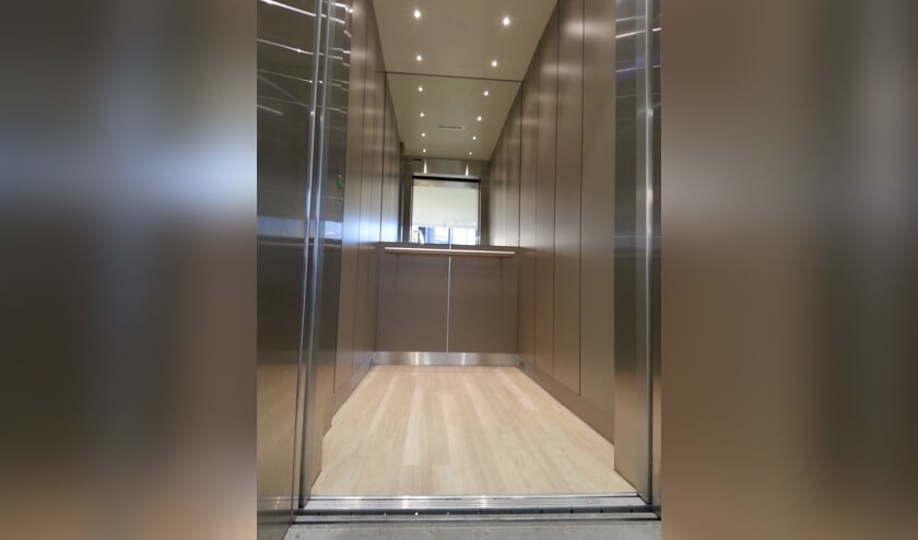 Een opgeknapte liftcabine in het pand van Oogheelkunde te Rijswijk. (Foto: PR)