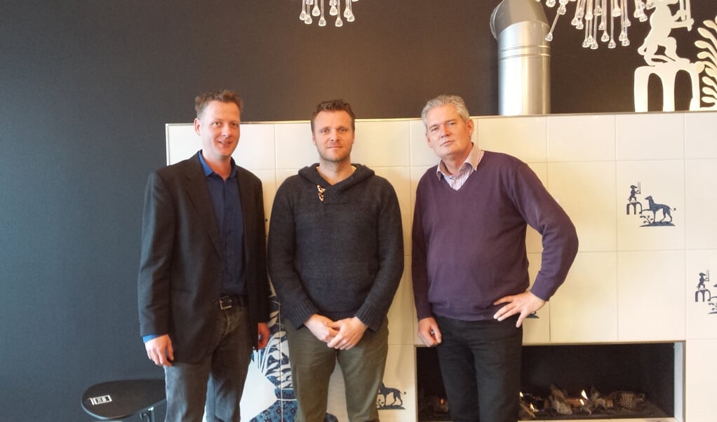 Penningmeester Micke Vrolijk (l) en voorzitter Leen van den Hooff (r) poseren met Mark  Glissenaar, de nieuwe hoofdtrainer van Excelsior. (Foto: PR)