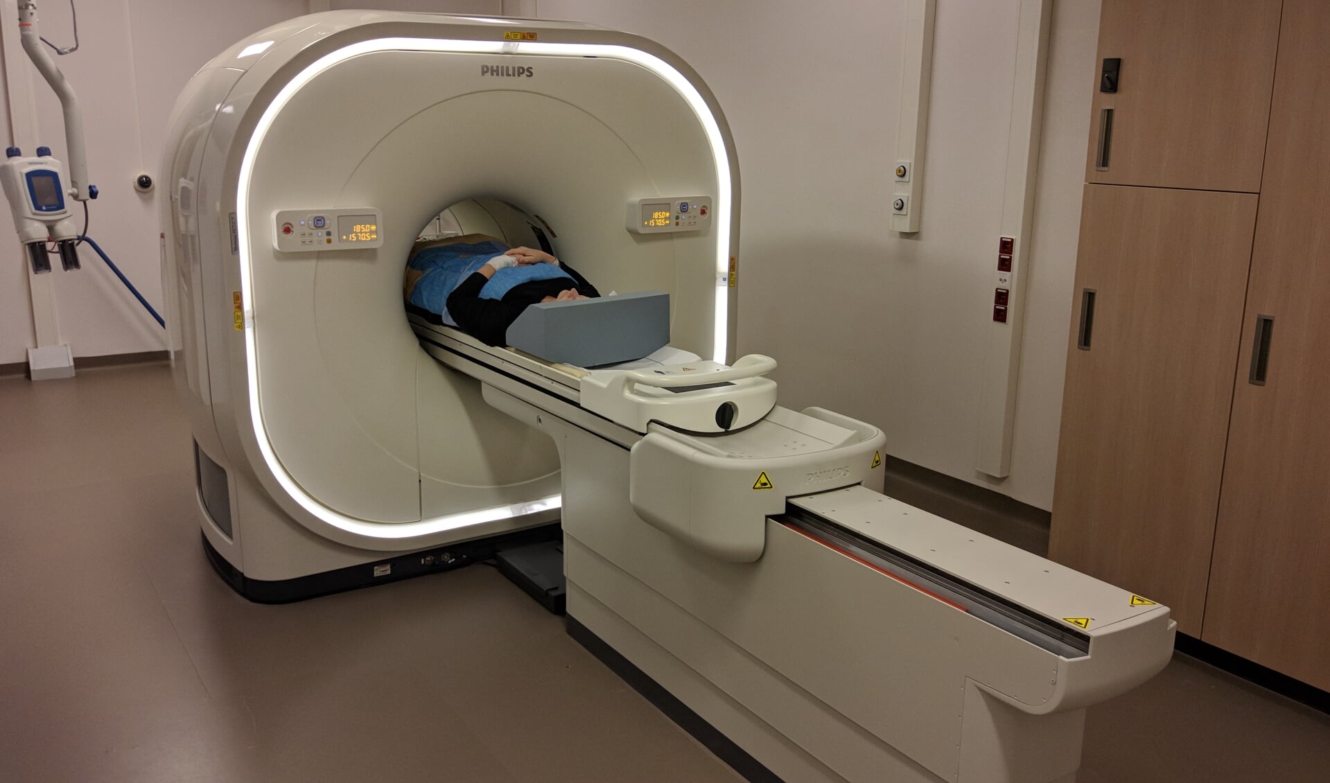 Mevrouw van der Rassel-van der Kleij was onder de indruk van de imposante PET-CT scanner. (Foto: PR)