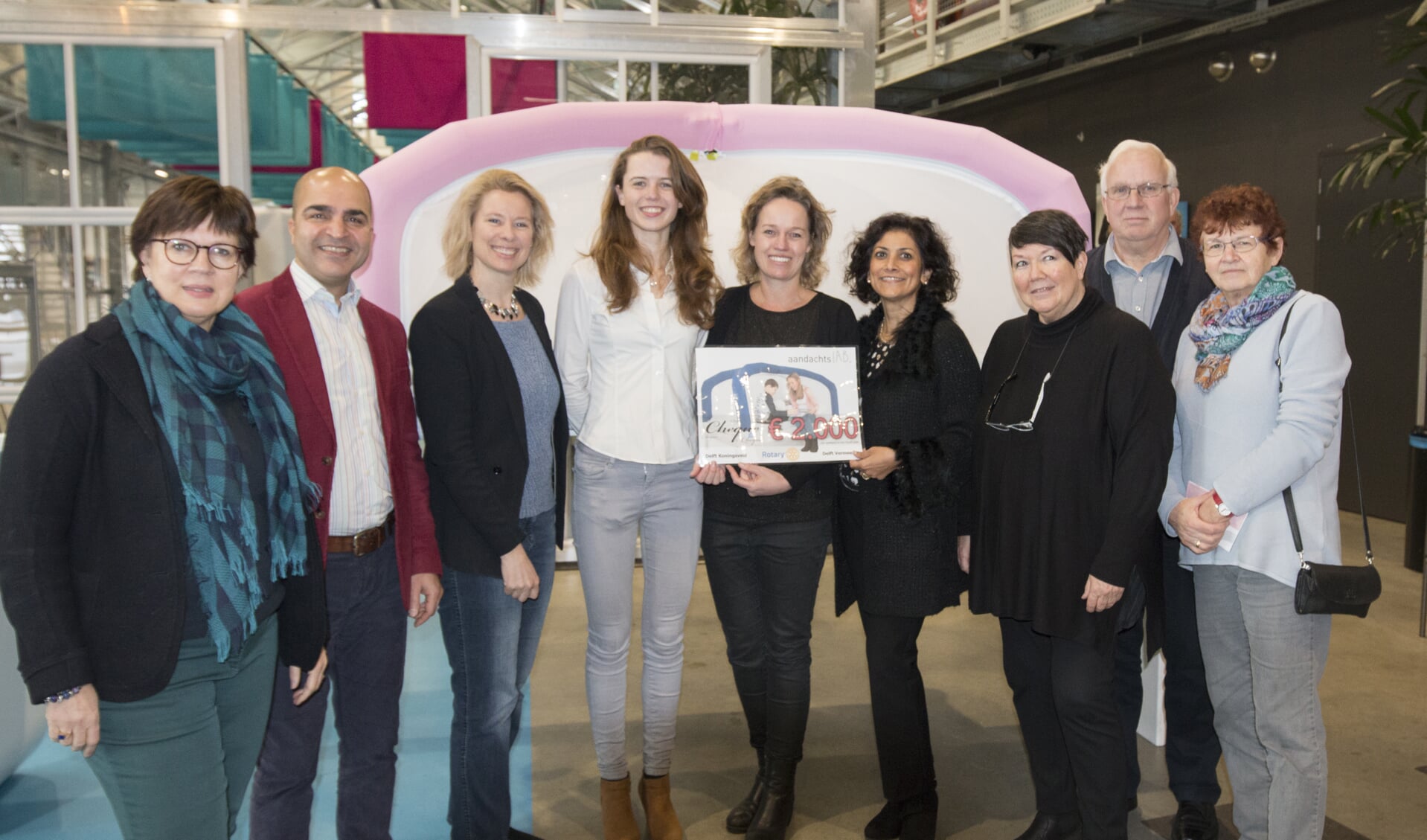 Oprichtster Maud Halkes krijgt een cheque en de CloudCuddle van Irene Jacobs, Salah Al-Haidari en Lotte Leufkens. (Foto: PR)