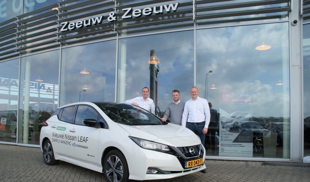 De Nissan Leaf met daarachter de verkopers Vincent van der Ent, Yannick Rietveld en Frans van Wijk.
