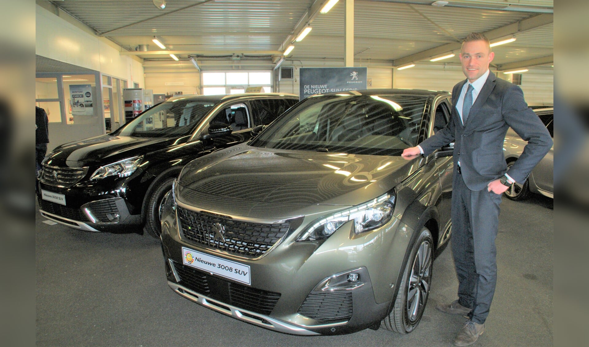 De nieuwe salesmanager Stefan van Tol bij de nieuwe Peugeot 3008 SUV.
