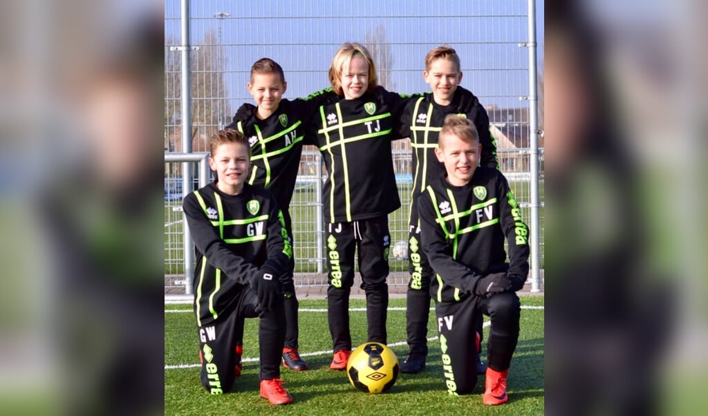 De jonge spelers van ADO Den Haag van rond de elf jaar oud voelen zich vereerd om de voorwedstrijd van deze Benefietwedstrijd tegen Feyenoord te mogen spelen. (Foto: Martin Groen)