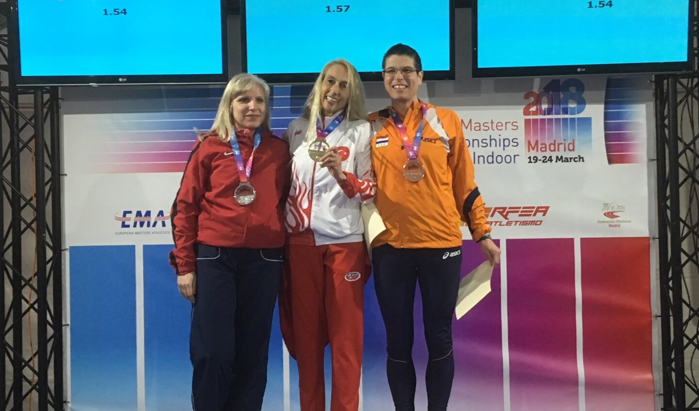 Linda van Berkel uit Nootdorp van de Delftse atletiekvereniging AV'40 heeft afgelopen woensdag een bronzen medaille gehaald bij het hoogspringen voor vrouwen 45+ op het EK indoor voor Masters in Madrid. Linda haalde in een spannende wedstrijd 1.54m. Helaas had ze één foutsprong te veel voor zilver.