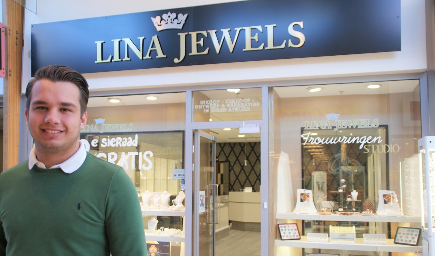 Özkan Ficicilar voor de familietrots Lina Jewels in de Hoven Passage.