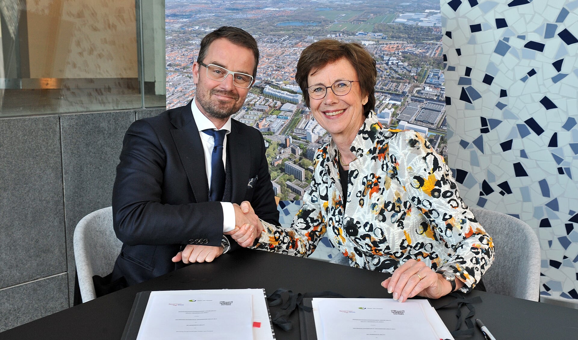 Wethouder de Prez en bestuurder Diny de Bresser van Pieter van Foreest bij de ondertekening.