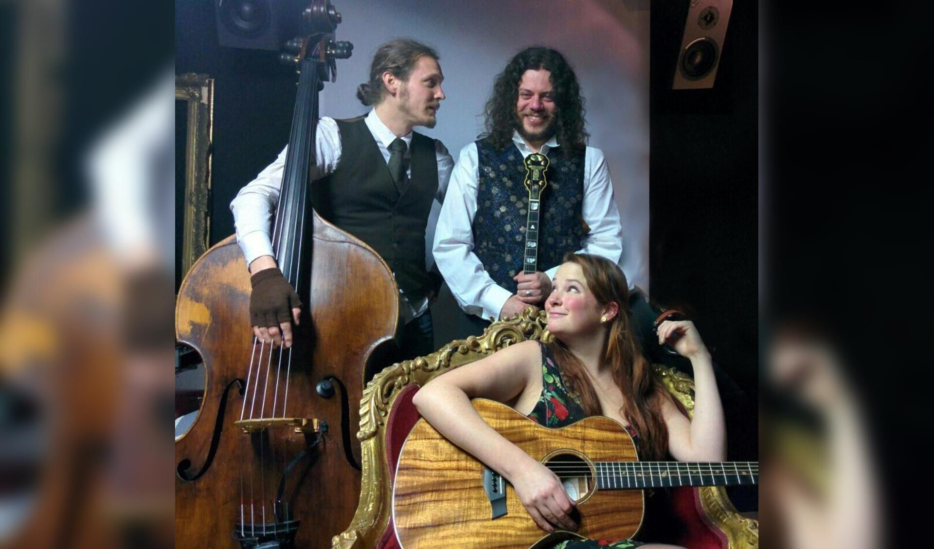 Caiscinn bestaat uit Dominique (links), Sjoerd en Nienke, op respectievelijk de contrabas, banjo en gitaar.