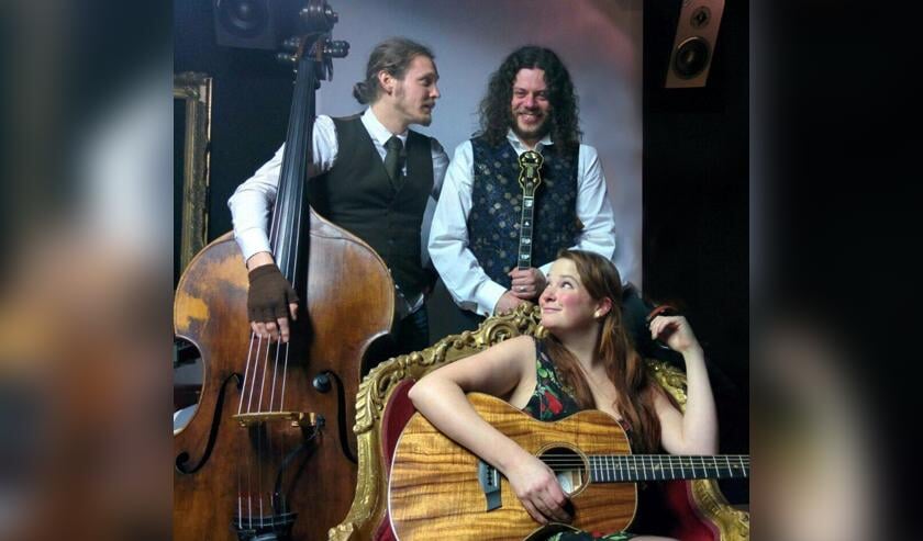 Caiscinn bestaat uit Dominique (links), Sjoerd en Nienke, op respectievelijk de contrabas, banjo en gitaar.