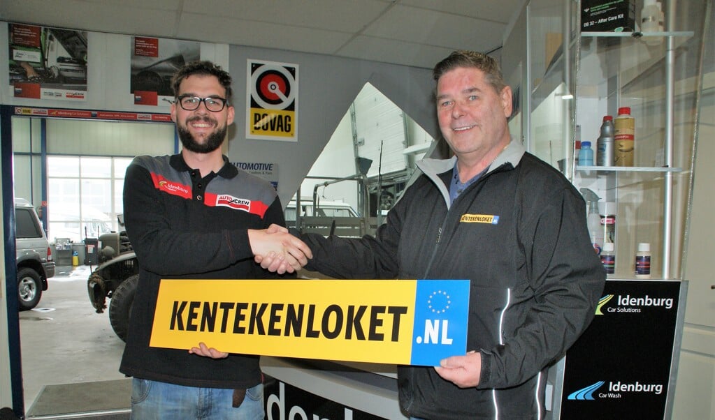 Erik Idenburg en Leendert Hutmacher van Kentekenloket.nl bekrachtigen de overeenkomst.