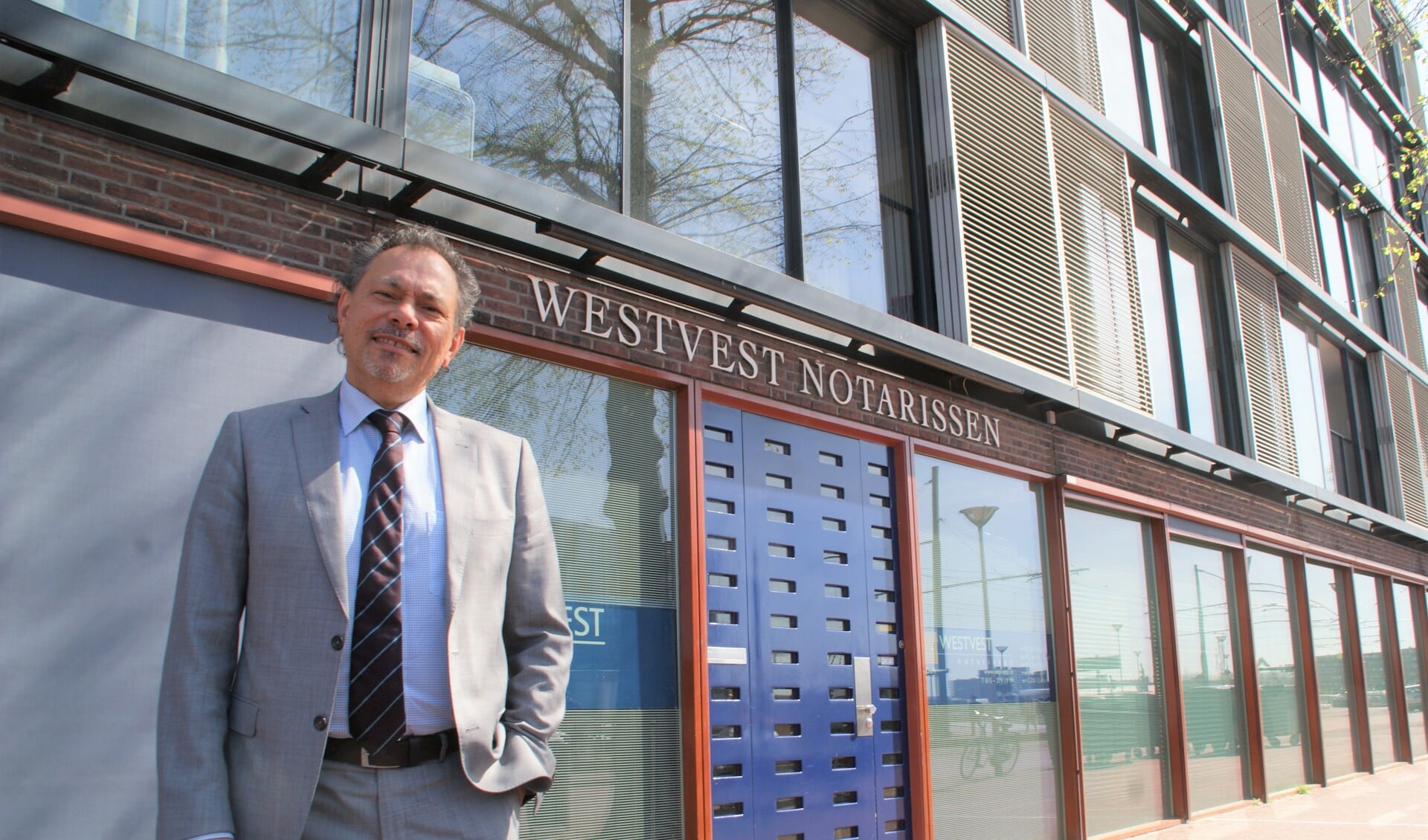 Notaris Erwin Spiekman voor het kantoor van Westvest Notarissen, waarboven zich ook appartementen bevinden.