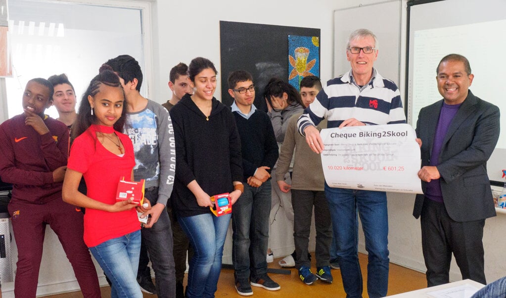 De leerlingen overhandigden de cheque aan de vrijwilligers van Voedselbank Delft. (Foto en tekst: Martin Groen)