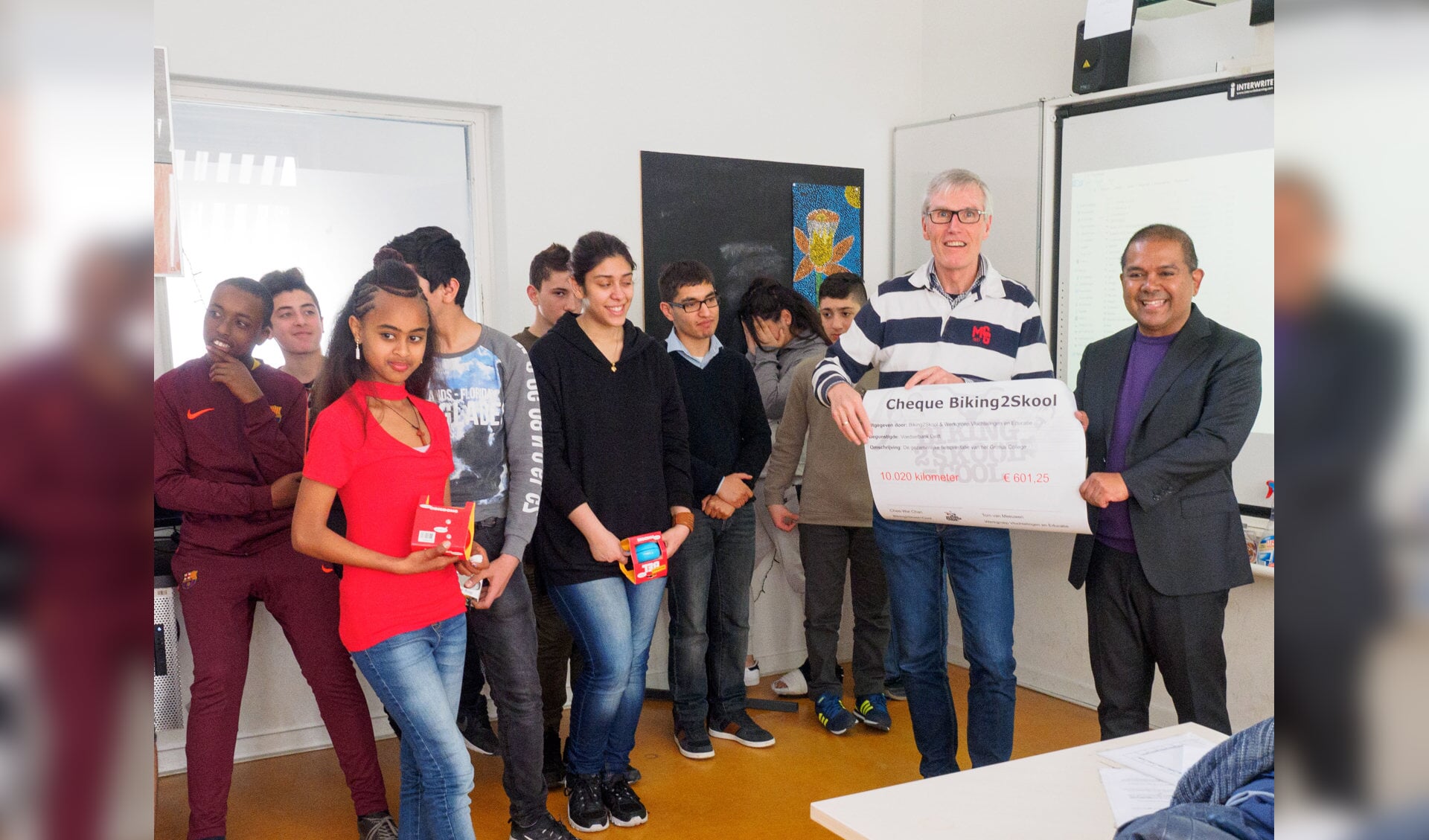 De leerlingen overhandigden de cheque aan de vrijwilligers van Voedselbank Delft. (Foto en tekst: Martin Groen)