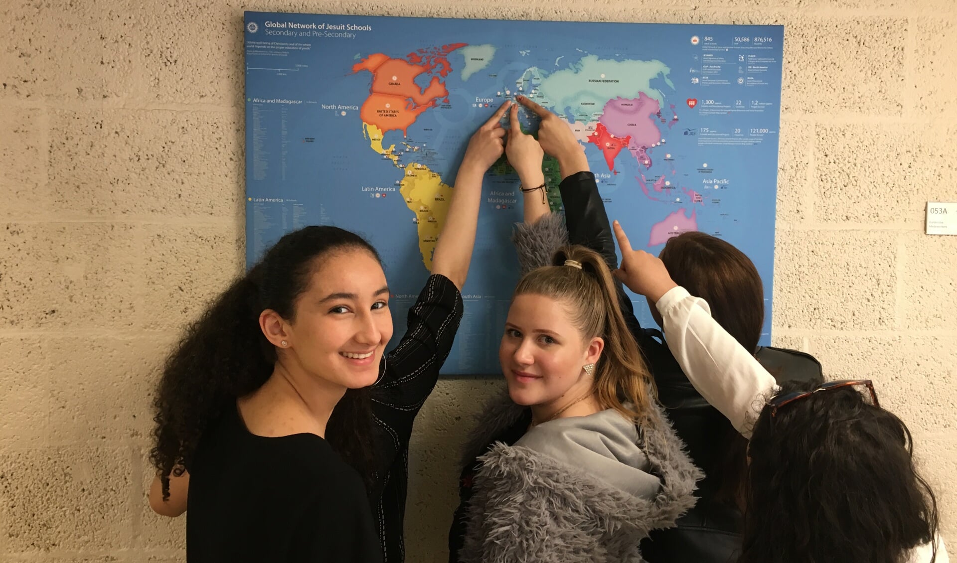Leerlingen van het Stanislascollege wijzen hun school aan op een landkaart waar alle Jezuïetencolleges op zijn ingetekend (Foto: PR)