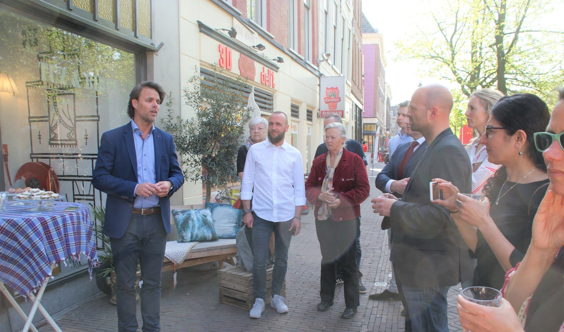Met de aandacht van vele toehoorders houdt Alex Lokhorst van de TU een praatje bij LU-ST in de Voorstraat. (foto: ML)