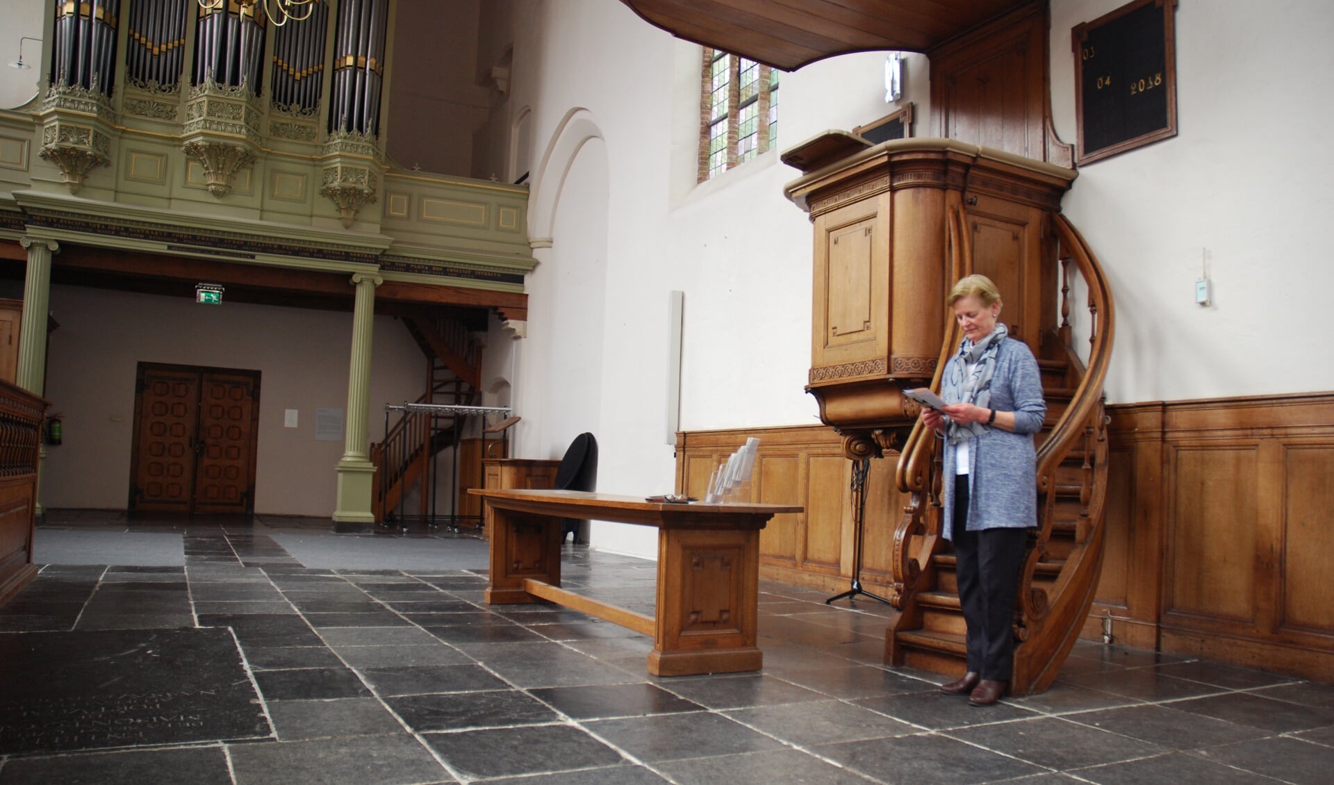 Tina Geels vooraf bij een meditatiesessie die Vrijzinnig Delft organiseert voor zijn leden in de Waalse kerk
