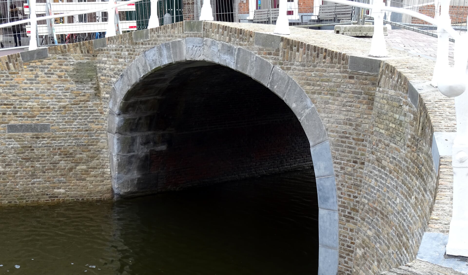 De bogen van de Weesbrug zijn in oude glorie hersteld. 