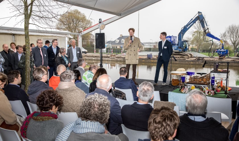 Bestuurskundige Menno Spaan presenteerde zijn boek aan de Minister van Binnenlandse Zaken (Foto: PR)