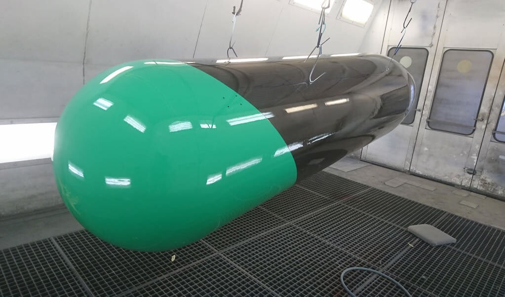 De TU Delft-capsule voor de Hyperloop, gespoten in de spuitcabine van Delft Autoschade.