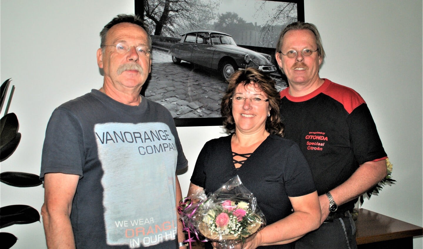 Wilma en Robert Hekkema (rechts) nemen afscheid van hun werknemer Herman de Jong.