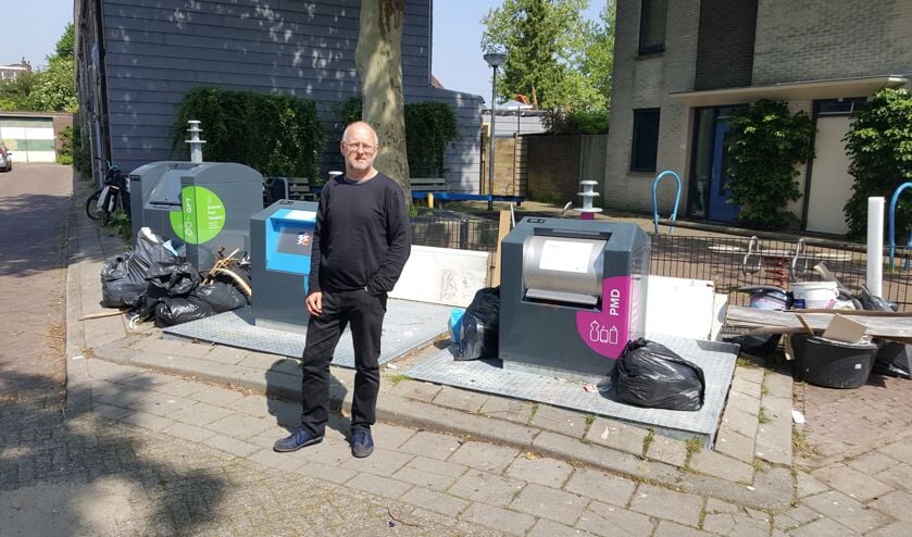 Bewoner René Sjoerdstra voor de afvaltragedie in de Tuinstraat (foto en tekst: Ruud Stift)