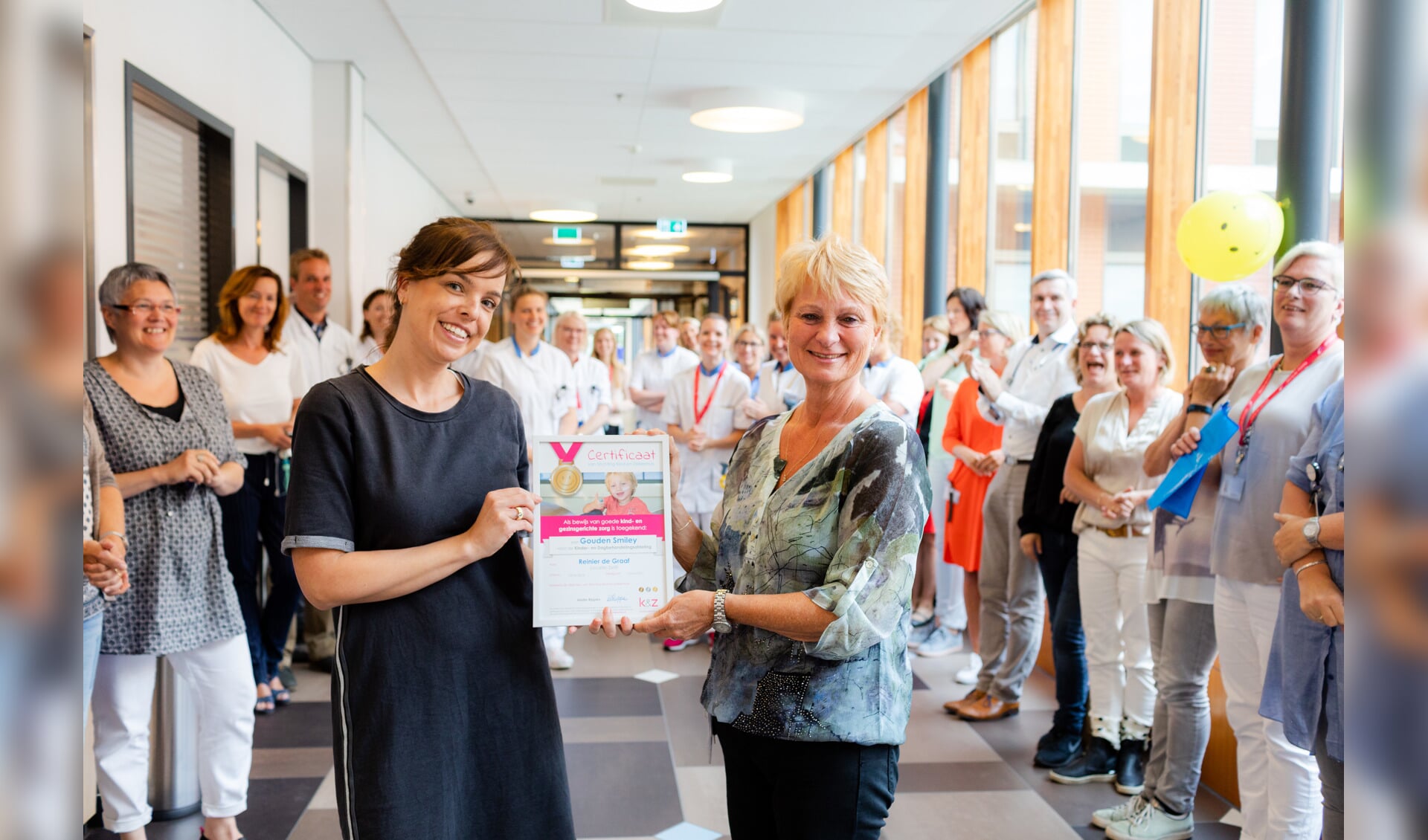 Eva Schmidt-Cnossen van Stichting Kind en Ziekenhuis overhandigt de Gouden Smiley aan Bep Wiessenhaan, hoofd kinder- en jeugdafdeling