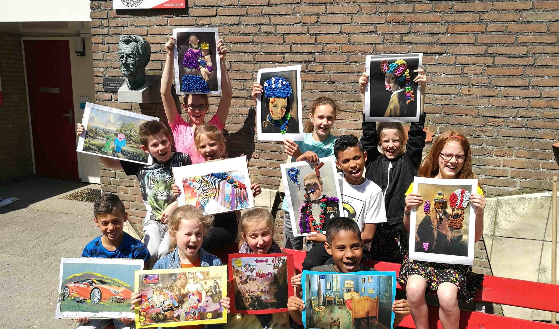 Leerlingen van de Simon Carmiggeltschool tonen hun kunstwerken.