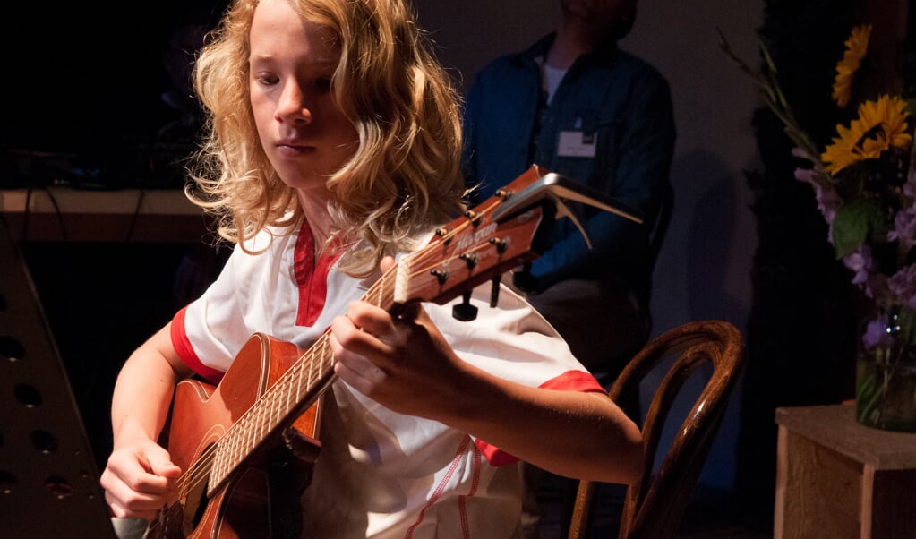 Muzikale talenten op het podium bij Rootz Muziekschool (foto: Liesbeth Bergen)