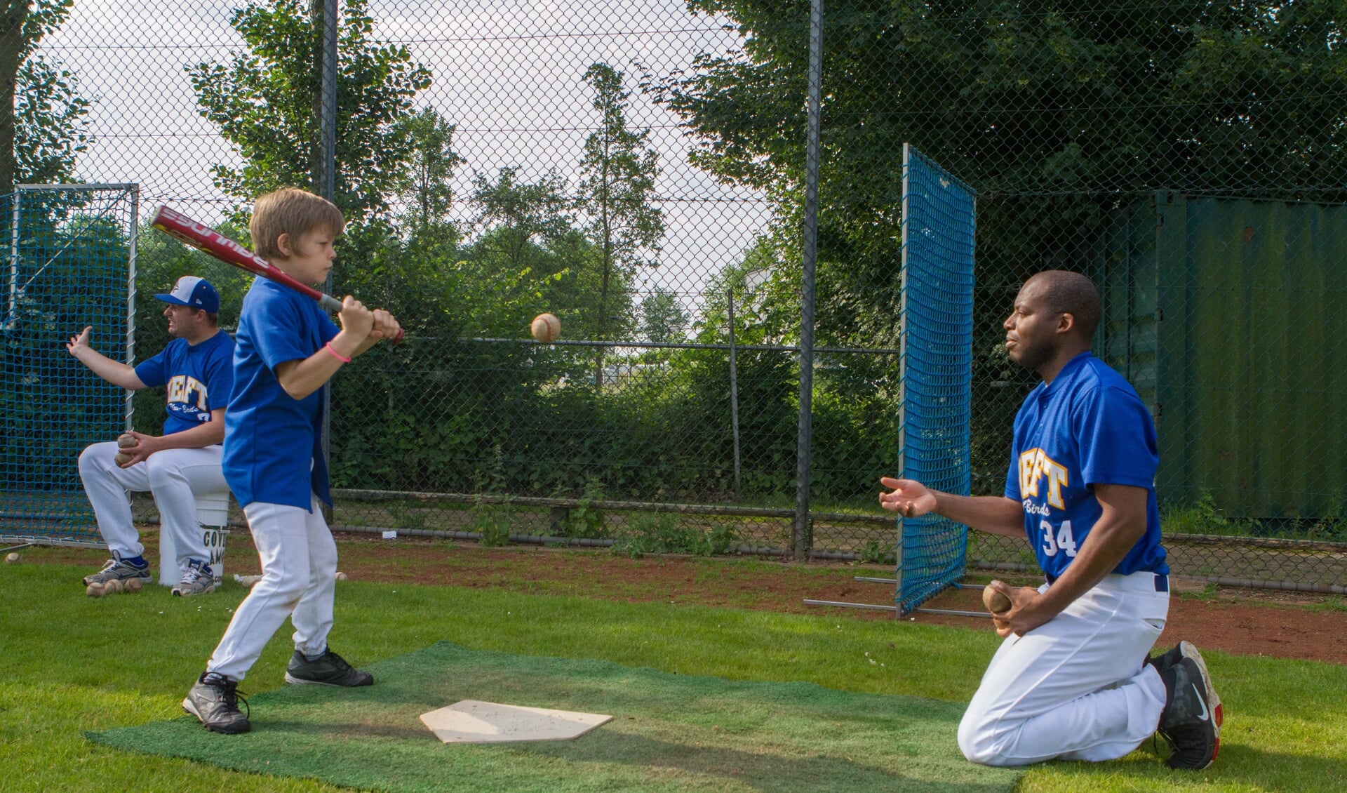 Tijdens een clinic leerden de heren van het eerste team van de Blue Birds hoe je een homerun kunt slaan (foto: Olaf Tompot)