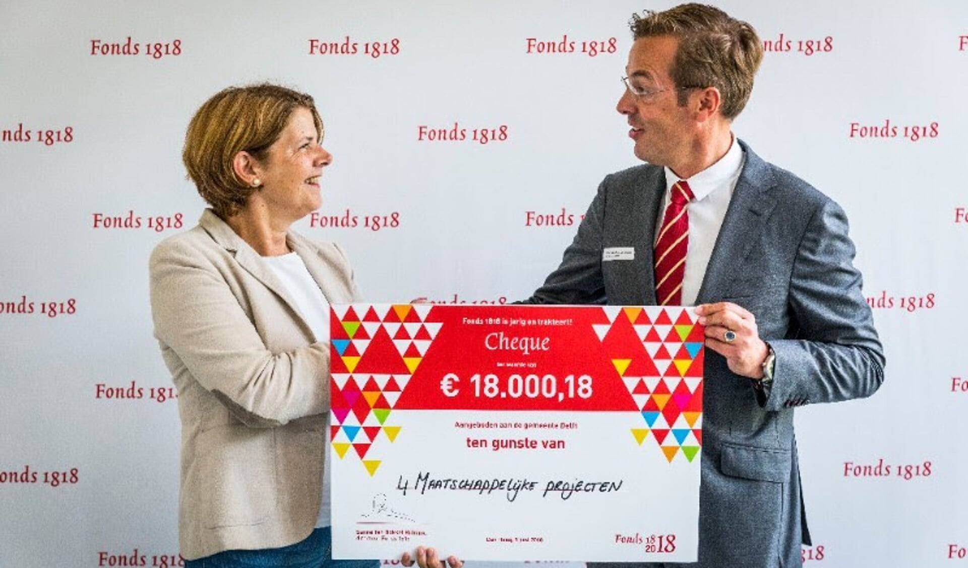 Burgemeester Van Bijsterveldt krijgt de cheque uitgereikt tijdens het Fonds 1818 Festival.