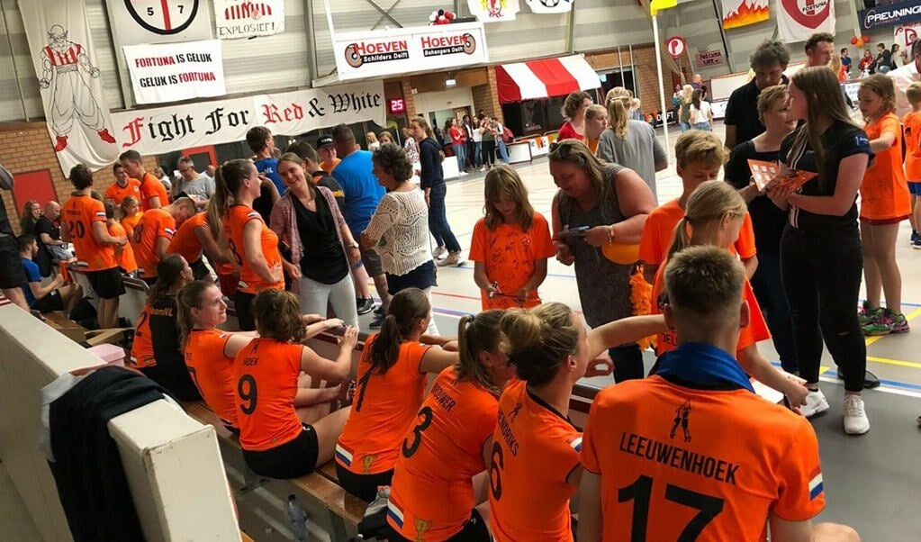 Handtekeningenjagers kwamen aan hun trekken na de wedstrijd Team Delft tegen Team NL.
