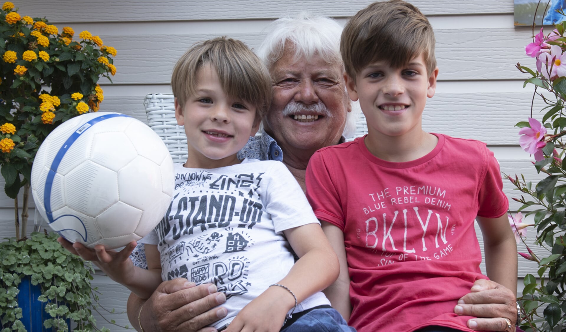 Martin Stoelinga volgt de sportieve prestaties van zijn kleinzoons Loyd en Jazz op het tennis- en voetbalveld. (foto: Roel van Dorsten) 