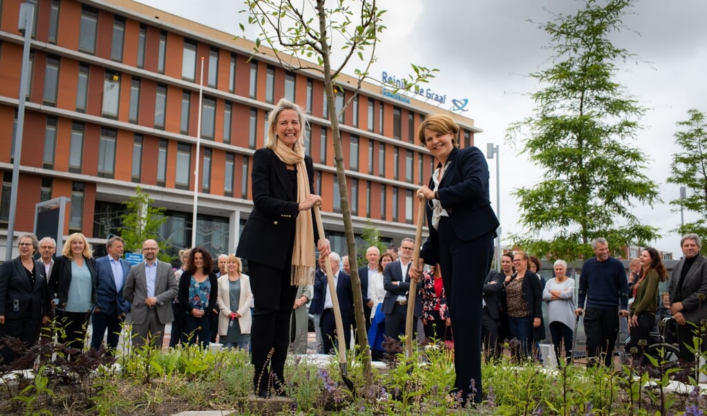 Delftse Burgemeester Marja van Bijsterveldt plant samen met directeur Carina Hilders een boom.
