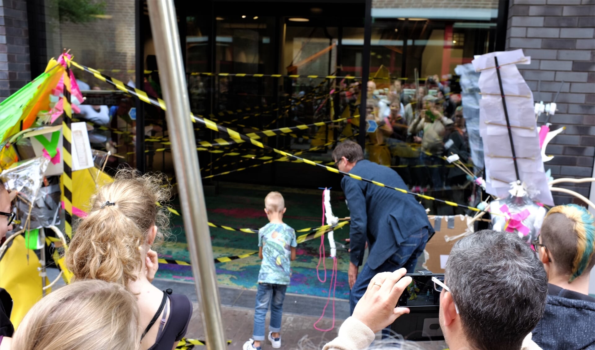 VAK-directeur Huub ´t Hoen knipt samen met een leerling zich een weg richting OPEN. (foto: Marc Wielart)